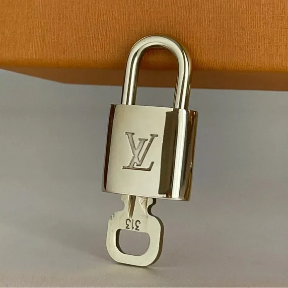 🌟LOUIS VUITTON PadLock Lock & Key Brass Gold Authentic Number (CHAIN AVAILABLE) - Picture 6 of 11